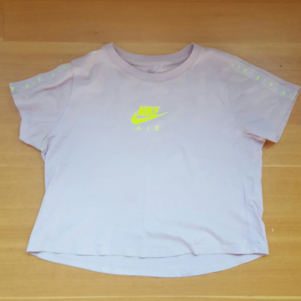 Nike t-shirt / cropped top EUC